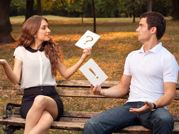 Có kế hoạch chi tiêu và tiết kiệm: Hãy cùng nhau lên kế hoạch chi tiêu và dành ra một khoản tiết kiệm hàng tháng. Bạn có thể đưa ra một mục tiêu tiết kiệm nào đó để hai người cùng hướng đến và phấn đấu. Đó không chỉ là cách giúp hai người thêm gắn kết mà còn là bước chuẩn bị cần thiết cho tương lai. 
