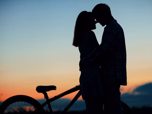 Dành thời gian cho nhau: Công việc bận rộn cùng với bao nhiêu việc phải lo toan khiến nhiều đôi vợ chồng quên mất việc phải dành thời gian cho nhau. Thỉnh thoảng hãy cùng nhau ra ngoài ăn tối hoặc đi du lịch. Nó sẽ giúp bạn hâm nóng tình cảm, hạnh phúc vợ chồng trở nên ngọt ngào và bền lâu hơn.