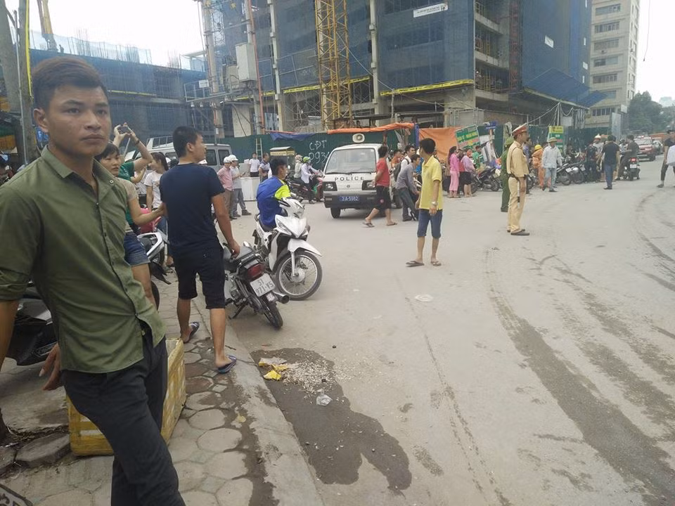 Rất đông người dân hiếu kỳ tụ tập quanh hiện trường vụ cháy.