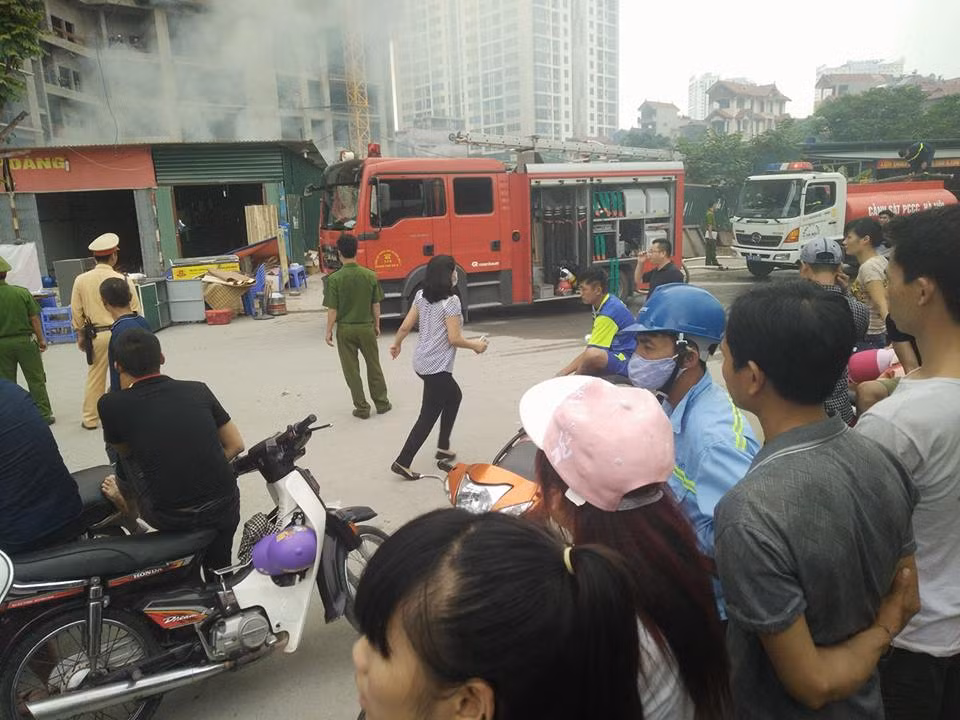 Nhiều xe cứu hòa được điều động đến hiện trường vụ cháy trên đường Nguyễn Hoàng. Tuy nhiên, do ngọn lửa cháy quá lớn nên đến 15h, cứu hỏa vẫn chưa dập được lửa.