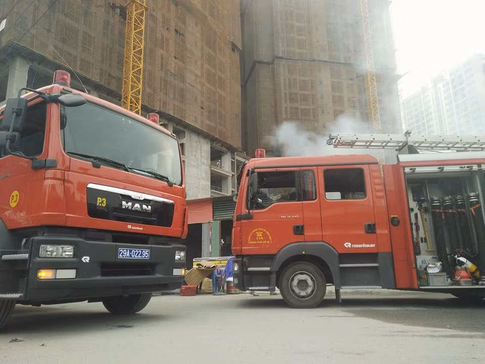 Đến khoảng 14h, lực lượng cứu hỏa đã đến hiện trường phối hợp với các đơn vị để dập lửa.