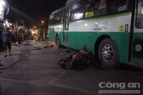 Nguồn tin từ báo công an TP HCM cho hay, tối ngày 10/5, trên đường Nguyễn Ảnh Thủ (quận 12) đã xảy ra vụ tai nạn giao thông nghiêm trọng giữa xe buýt và xe máy, khiến một nam thanh niên tử vong tại chỗ. Ảnh: CA TP HCM.
