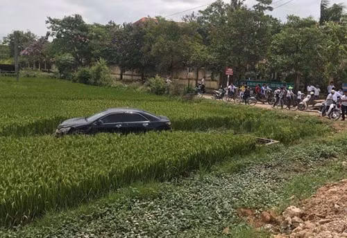 Tuần qua, một vụ tai nạn thương tâm xảy ra tại Bắc Ninh khiến 3 nam sinh tử vong. Một chiếc ôtô Toyota Camry màu đen biển số tỉnh Bắc Ninh lưu thông trên tỉnh lộ 279. Qua địa phận thôn Bất Phí, xã Nhân Hòa (huyện Quế Võ), xe va chạm với 7 nam sinh đi trên 2 xe máy và 2 xe đạp điện. Ảnh: Facebook Toàn cảnh Bắc Ninh.