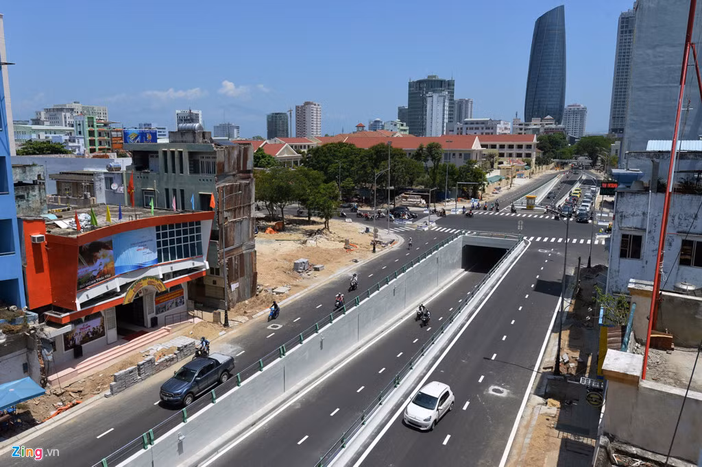 Nút giao thông hầm chui cầu sông Hàn mới đưa vào sử dụng vào đầu tháng 5. Đây là một trong những công trình quan trọng góp phần giải tỏa ùn ứ vào giờ cao điểm tại tuyến đường Trần Phú - Lê Duẩn. Hầm chui này ngay cửa ngõ ra vào sân bay, có vai trò giảm tải áp lực cho giao thông khu vực này khi các sự kiện liên quan diễn ra, đặc biệt đảm bảo an toàn đưa đón các nguyên thủ quốc gia nhân sự kiện APEC 2017. Ảnh: Hoàng Hà.