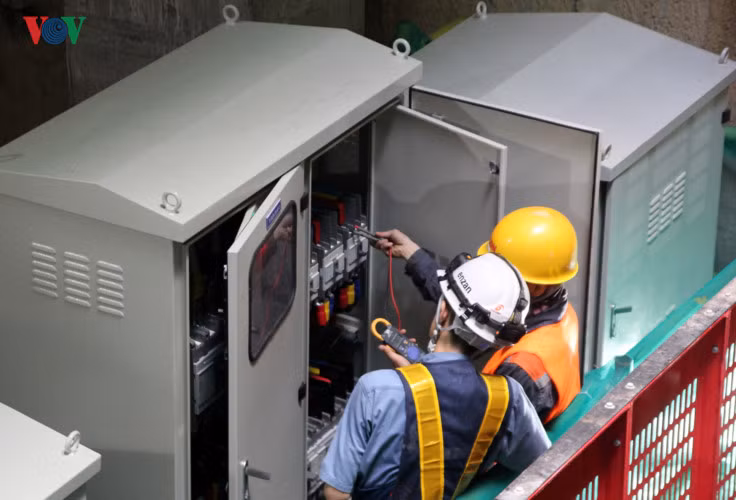 Công nhân kiểm tra hệ thống điện.