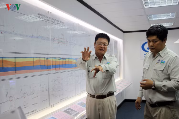 Đại diện đơn vị thi công giới thiệu về tuyến metro số 1 - đoạn ngầm.
