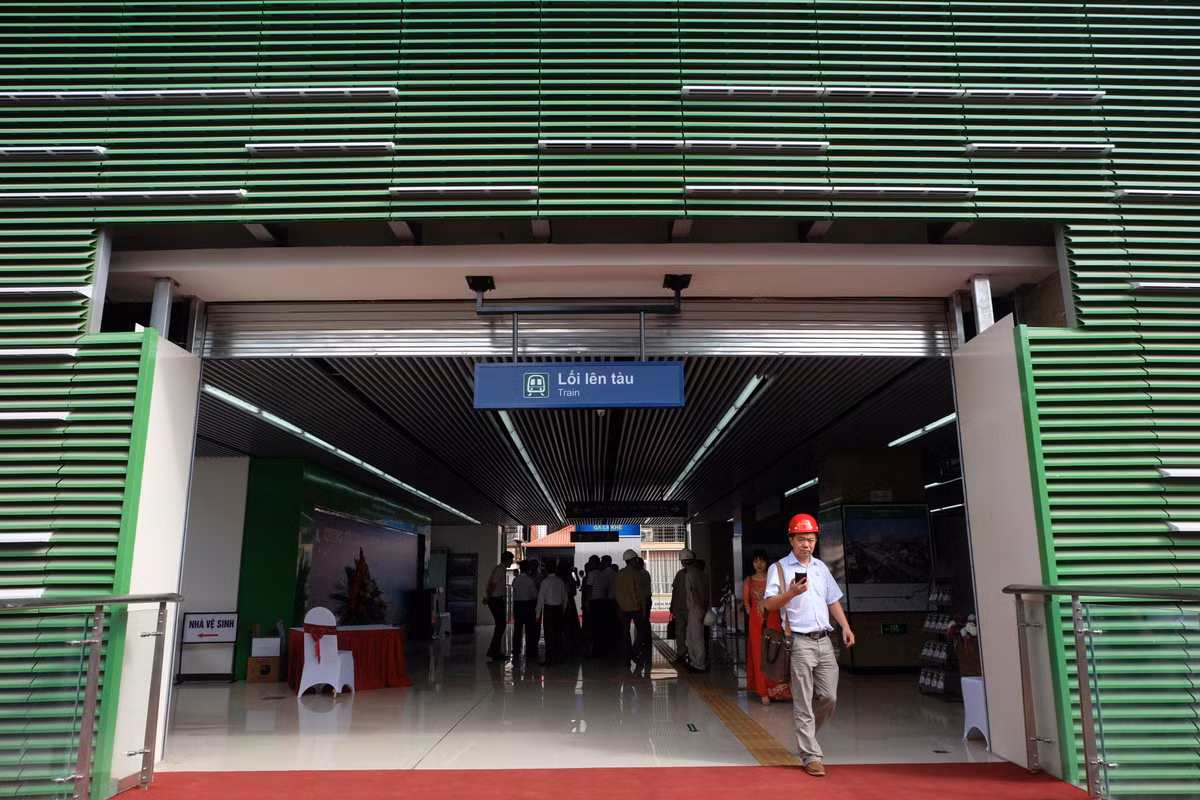 Theo Ban Quản lý dự án Đường sắt, việc mở cửa cho người dân tham quan nhà ga La Khê và đoàn tàu tuyến Cát Linh - Hà Đông sẽ diễn ra vào các ngày thứ 3, thứ 4, thứ 6 và thứ 7. Buổi sáng từ 9h đến 11h; buổi chiều từ 14h đến 16h; ngày thứ 7 thời gian mở cửa từ 9h đến 15h (từ ngày 20/5 - cho đến hết ngày 20/6/2017).