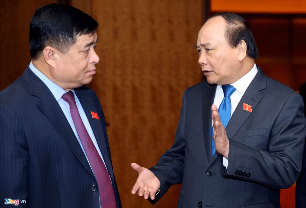 Thủ tướng Nguyễn Xuân Phúc trò chuyện cùng Bộ trưởng Kế hoạch và Đầu tư Nguyễn Chí Dũng.