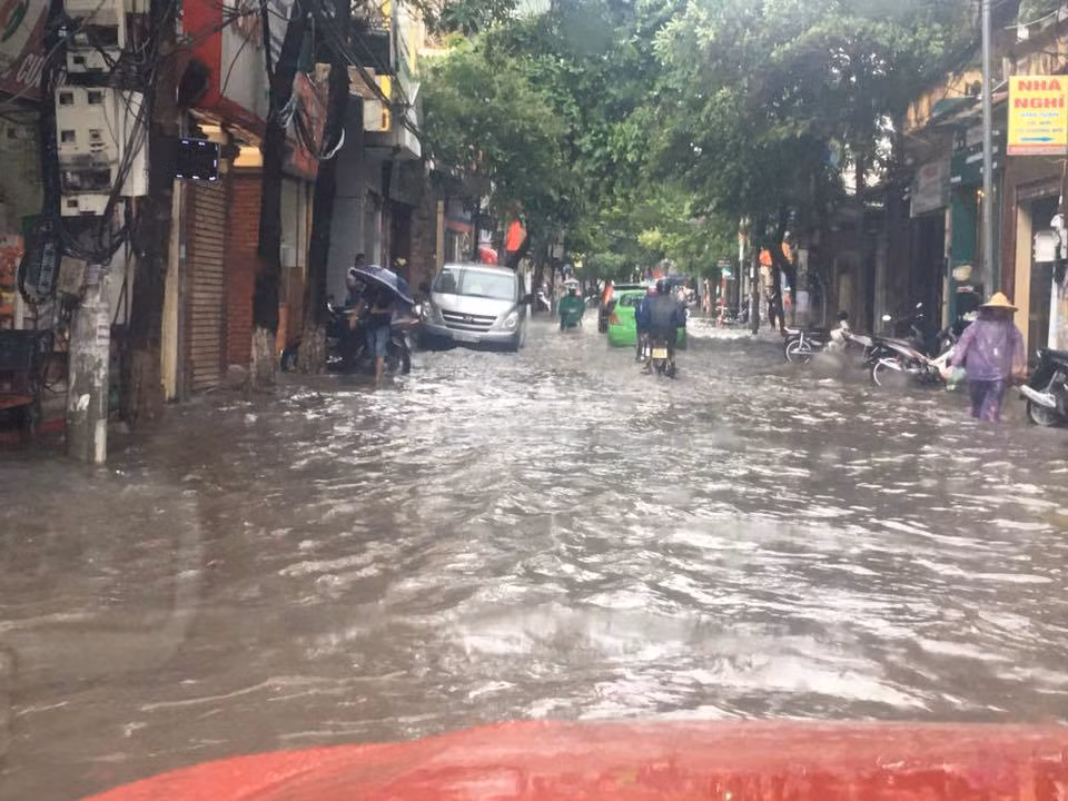 Nhiều tuyến phố Hà Nội bị ngập sâu trong nước.
