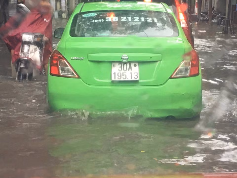 Nước ngập gần hết bánh xe ô tô.