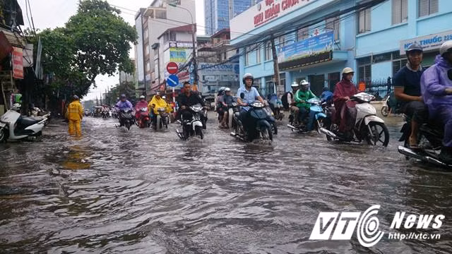 Nhiều đoạn trên đường Trường Chinh giao thông ùn tắc.