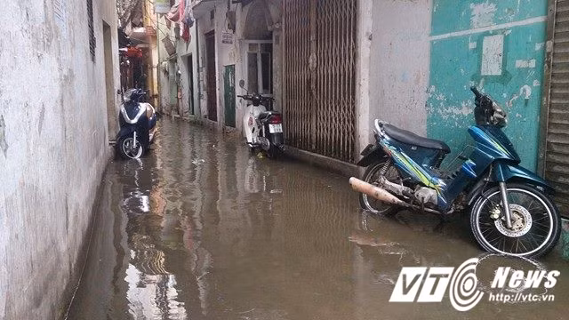 Một con ngõ trên đường Trường Chinh nước ngập sâu đến nửa mét.