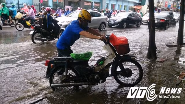 Một chiếc xe bị chết máy phải dắt bộ.