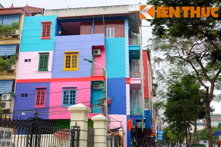 Bất cứ ai đi qua phố Thái Hà cũng đều ấn tượng với căn nhà màu mè của một bà chủ kinh doanh mỹ phẩm.