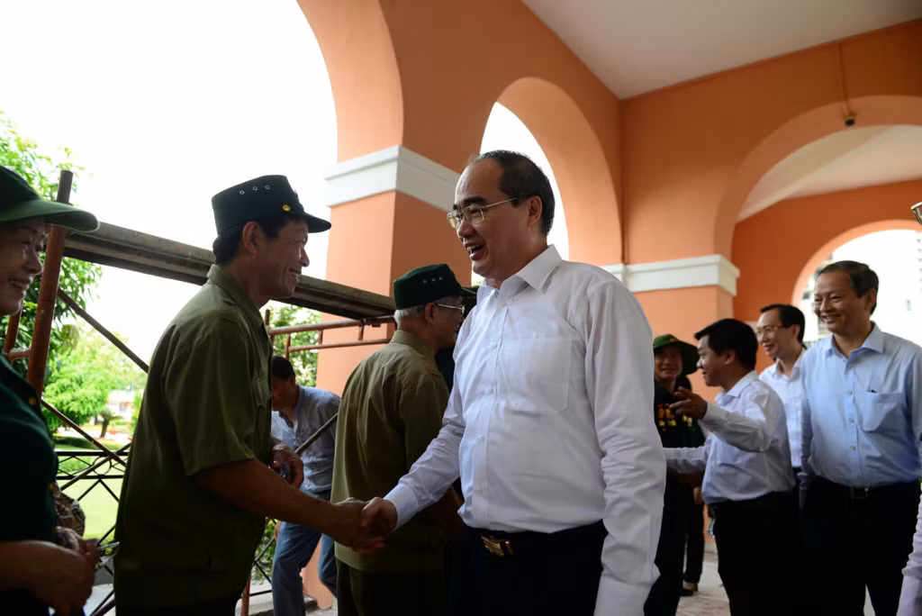 Dịp này, tân Bí thư Nguyễn Thiện Nhân cũng gặp gỡ thăm hỏi một đoàn cựu chiến binh khi tham quan bảo tàng sáng 10/5.