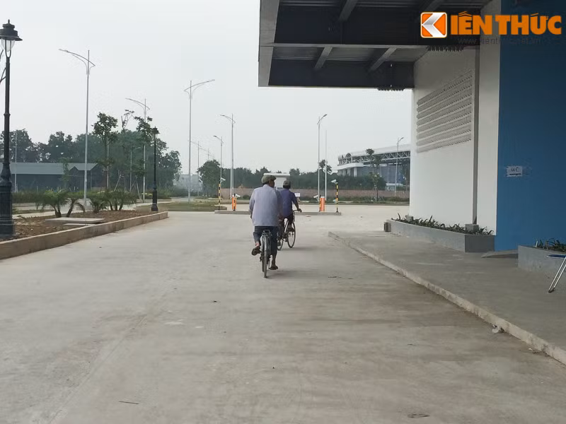 Tuy nhiên, do thông tin đóng cửa đến 1/6 không được ban quản lý ở đây thông báo rộng rãi và không giống với những gì quảng cáo trước đó nên vẫn có nhiều vị khách cất công đến rồi phải chưng hửng về không. Trong hình là hai vị khách cao tuổi sau nhiều lần hỏi quản lý mua vé vào cửa đã phải ra về với "lời hẹn tới 1/6".