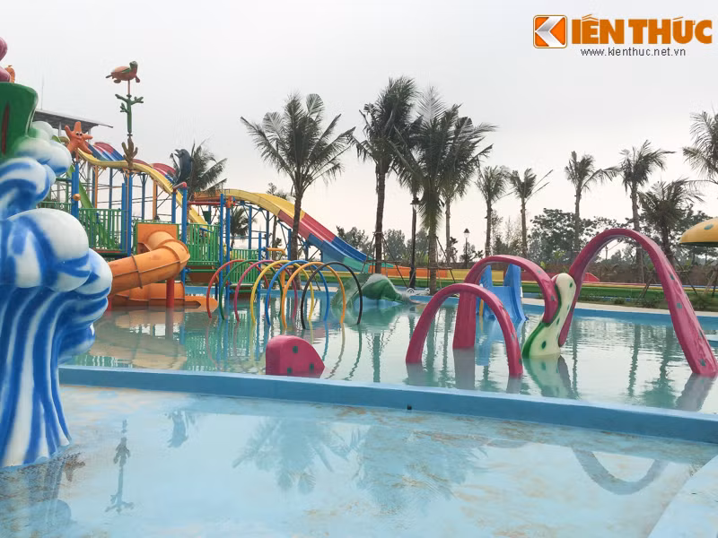 Trước một số phản ánh của khách hàng về chất lượng dịch vụ không như quảng cáo, tồn tại một số bất cập khiến du khách không hài lòng, nhiều du khách ở xa đến nhưng đành phải ra về vì không mua được vé, giá vé ngày khai trương bị đội lên so với thông báo trước đó... phóng viên đã nhiều lần liên hệ với ban quản lý khu du lịch quốc tế Tuần Châu Hà Nội (thuộc tập đoàn Tuần Châu) song số máy liên lạc luôn bận.