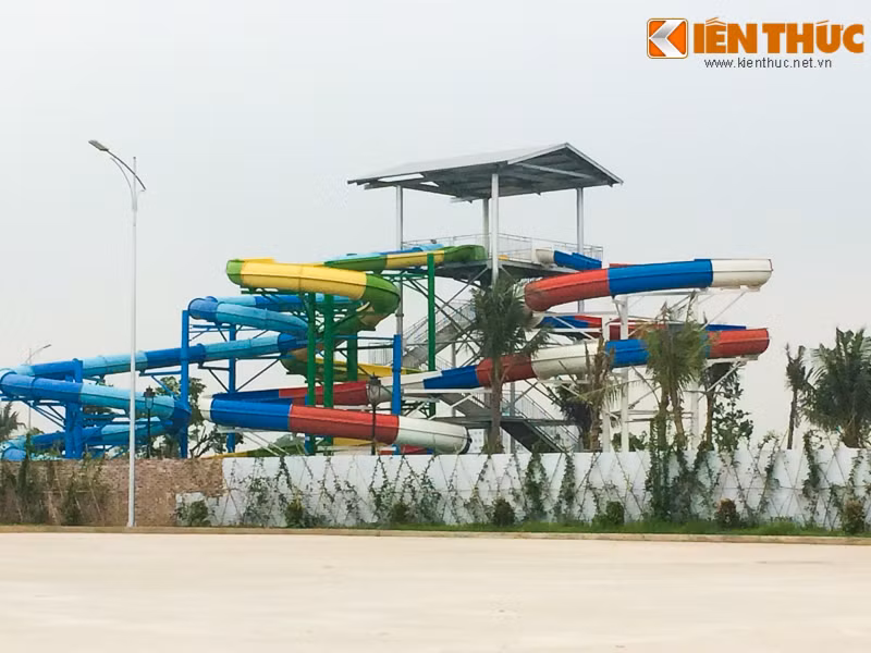 Hàng trăm người ấm ức ra về vì không được trải nghiệm những dịch vụ tại đây.