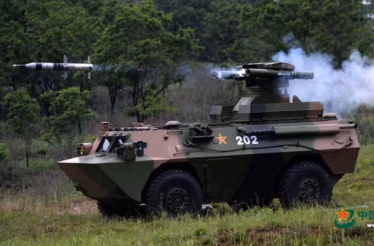 Tổ hợp tên lửa chống tăng tự hành HJ-9 (hay còn gọi là AFT-9A) bắn thử nghiệm. HJ-9 đặt trên khung gầm cơ sở xe thiết giáp WZ-550 trang bị bệ phóng 4 ống tên lửa AFT-9A đạt tầm phóng 5,5km, xuyên giáp dày tương đương 1.200mm.