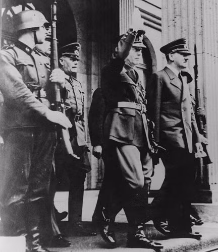 Quốc trưởng Hitler không thích dậy sớm. Y thường dậy vào 14h. Ảnh: Getty