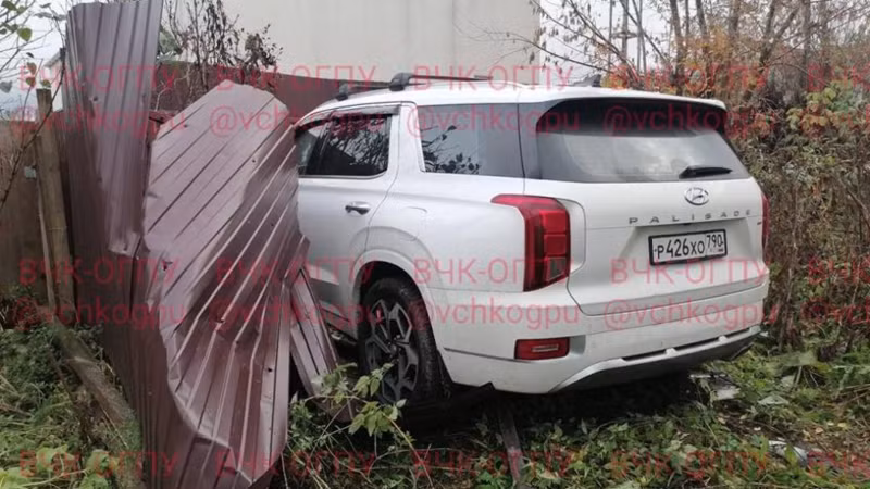 Ủy ban Điều tra Nga cho biết sự việc xảy ra vào khoảng 9 giờ sáng ngày 16/10, khi một kẻ tấn công chưa rõ danh tính đã bắn ít nhất ba phát súng. “Người đàn ông tử vong ngay tại chỗ, và chiếc xe tiếp tục di chuyển cho đến khi đâm vào hàng rào của một ngôi nhà”, đại diện Ủy ban Điều tra Nga cho biết. Ảnh: Donpress.