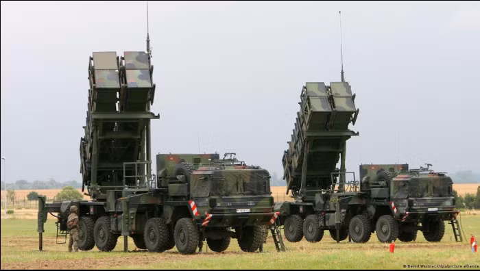 “Đường đi của tên lửa liên tục được theo dõi bởi hệ thống radar phòng không của Ba Lan và đồng minh. Các cơ chế đáp trả vẫn sẵn sàng hành động. Bên cạnh đó, tiêm kích F-16 tuần tra khu vực đã hướng tới khu vực tên lửa Nga xâm phạm không phận Ba Lan”.