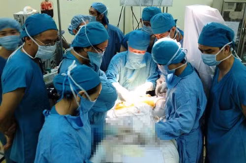 Dang di bo, be trai 6 tuoi bat ngo bi nam thanh nien dam tu vong
