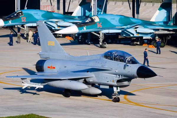 Từ tình hình hiện tại của an ninh xung quanh Trung Quốc, mặc dù khả năng không chiến của Su-34 không thể so sánh với Su-30, nhưng khả năng tấn công mặt đất/ mặt biển mạnh mẽ của dòng chiến đấu cơ này rất cần thiết cho Không quân Trung Quốc.