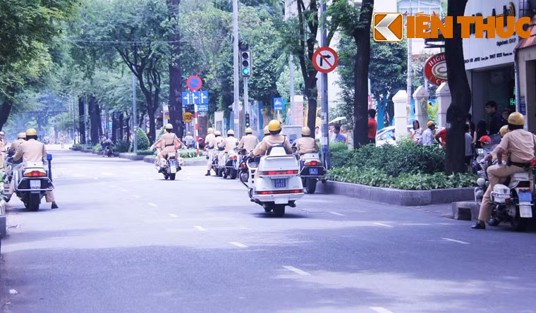 Đoàn mô tô cảnh sát dẫn đường chuẩn bị đưa đoàn của Thủ tướng Anh đến thăm chùa Vĩnh Nghiêm trên đường Nam Kỳ Khởi Nghĩa, TP HCM. 