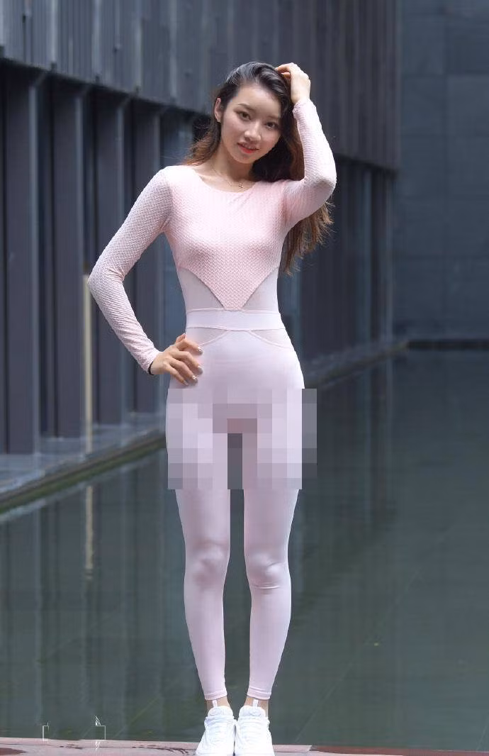 Thế nhưng, không rõ vô tình hay cố ý nhiều cô gái trẻ vẫn thản nhiên diện đồ tập xuống phố, khoe dáng, khoe đường cong cơ thể.