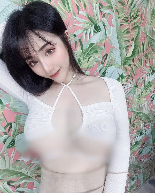 Tuy nhiên, có vẻ như Umi càng ngày càng quá đà khi những bộ trang phục của cô nàng hở hơn, ngắn hơn.