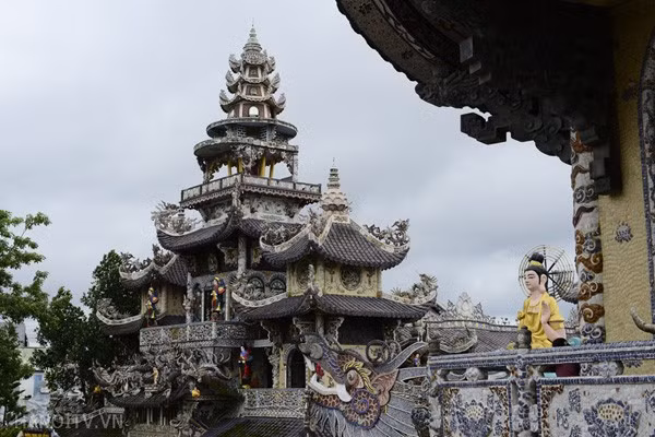  Chùa Linh Phước là ngôi chùa nổi tiếng ở Đà Lạt. Không chỉ là một danh lam thắng cảnh đẹp, chùa còn có rất nhiều kỷ lục độc đáo đã được xác nhận. Trong đó có kỷ lục được xác nhận là công trình kiến trúc tái hiện cảnh Mục Liên tìm mẹ qua 18 tầng địa ngục này. 