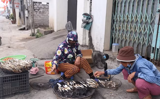 Để giữ lại hương vị tươi ngon nhất, khi vừa được chuyển từ biển về, cá trích được các hộ dân nướng ngay. Khách hàng có thể mua cá trích nướng tại các hàng quán dọc bờ biển Diễn Kim với mức giá từ 50.000 đồng/kg.