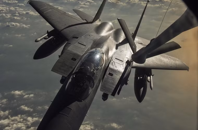 Ảnh đẹp tiêm kích hạng nặng F-15E đang tiếp nhiên liệu trên không sau khi thực hiện phi vụ không kích IS tại Syria.