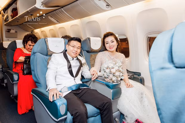 Tại đám cưới của mình, cô dâu, chú rể mời 2 ca sĩ đình đám là Lam Trường và Hiền Thục về biểu diễn. Sau đám cưới được tổ chức ở nhà gái, cô dâu được đón và di chuyển vào TP HCM bằng máy bay để thực hiện đám cưới tại quê chồng.