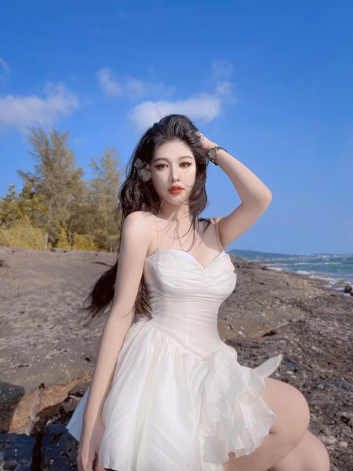Nhi Trinh là hot girl mới nổi, cô hiện đang sinh sống ở TP HCM và được biết đến với vai trò là người mẫu ảnh tự do.