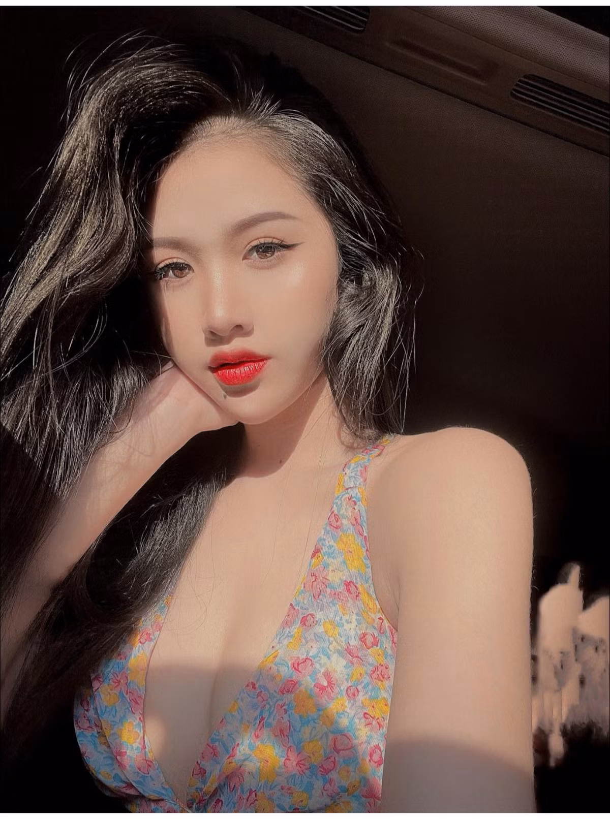 Nhi Trinh “đốn tim” bao chàng bởi “đường cong chết người”, vóc dáng nuột nà và làn da trắng nõn không tỳ vết. Ảnh: FBNV