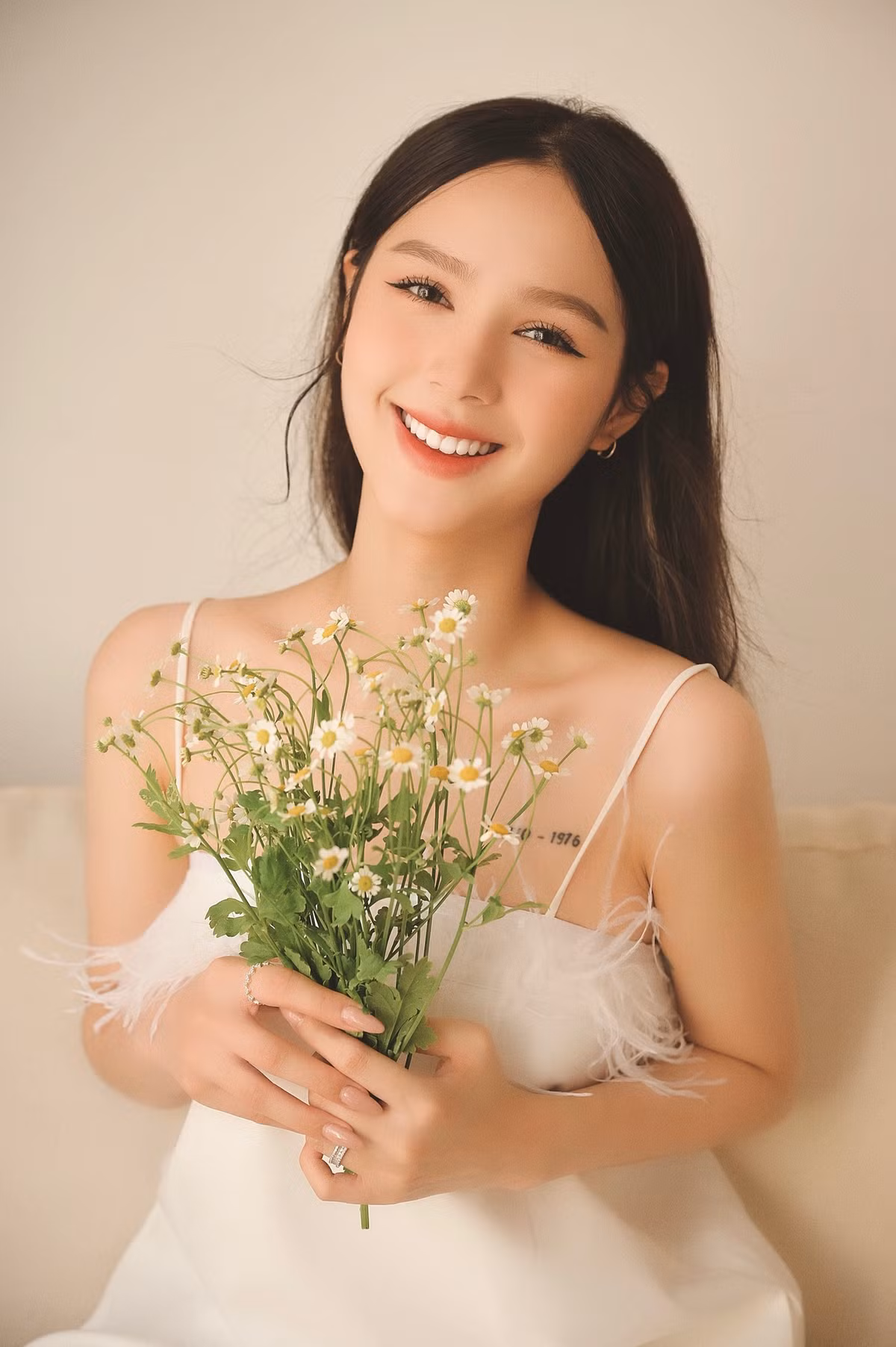 Hot girl xinh đẹp từng chia sẻ, chồng cô không lãng mạn nhưng luôn thể hiện tình yêu bằng hành động. Ảnh: FBNV