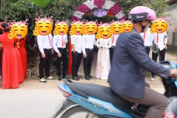 Điển hình như những bức hình trong đám cưới này được chia sẻ từ chính nhiếp ảnh. Anh này lên mạng than vãn: "Chụp xong bộ ảnh mà hai họ đòi đập em các bác ạ. Lươn lẹo".