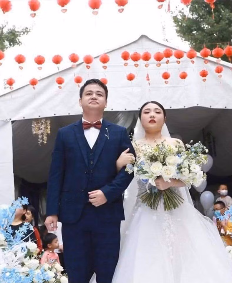 Một cặp đôi khác ở Trung Quốc từng nhận về bộ ảnh thảm hoạ bởi thuê nhầm nhiếp ảnh gia.