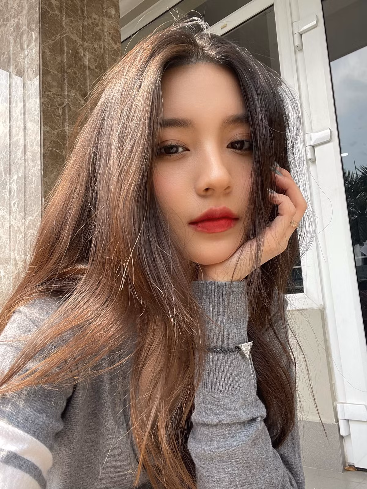 Bâu vẫn xinh nhưng khi cô nàng cười có vẻ bớt sang chảnh và thu hút hơn một chút.