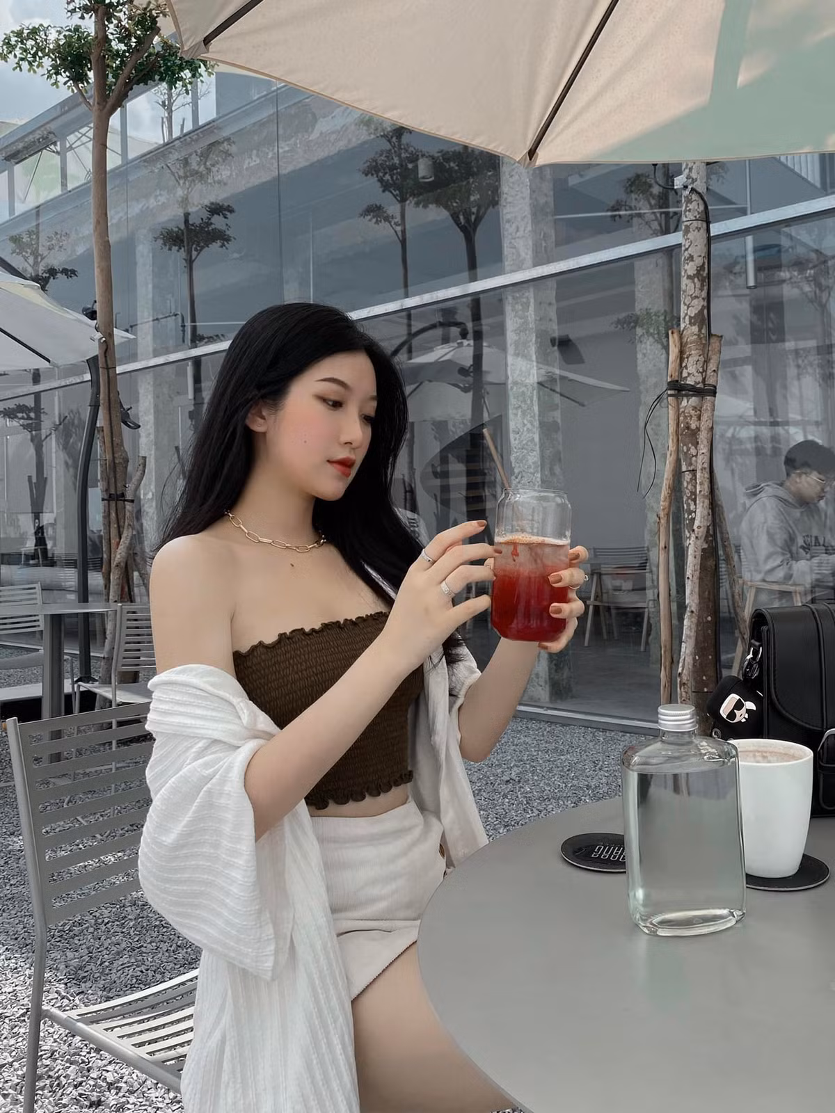Nữ sinh có chiều cao tốt, vóc dáng mình hạc xương mai, cách tạo dáng ấn tượng cùng nét đẹp lai giúp cô ghi dấu trong nhiều bộ ảnh.