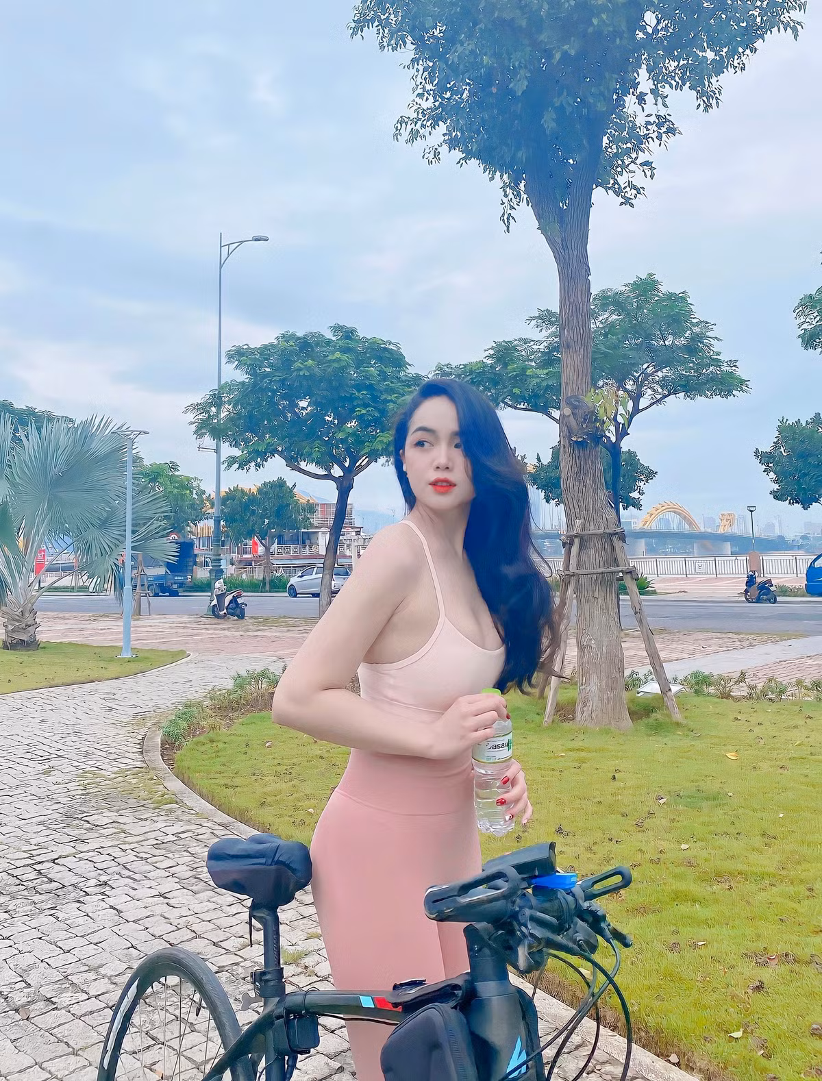 Thiện Mỹ sở hữu nhan sắc quyến rũ với đường cong nõn nà. Cô nàng cao 1m66, nặng 52kg.