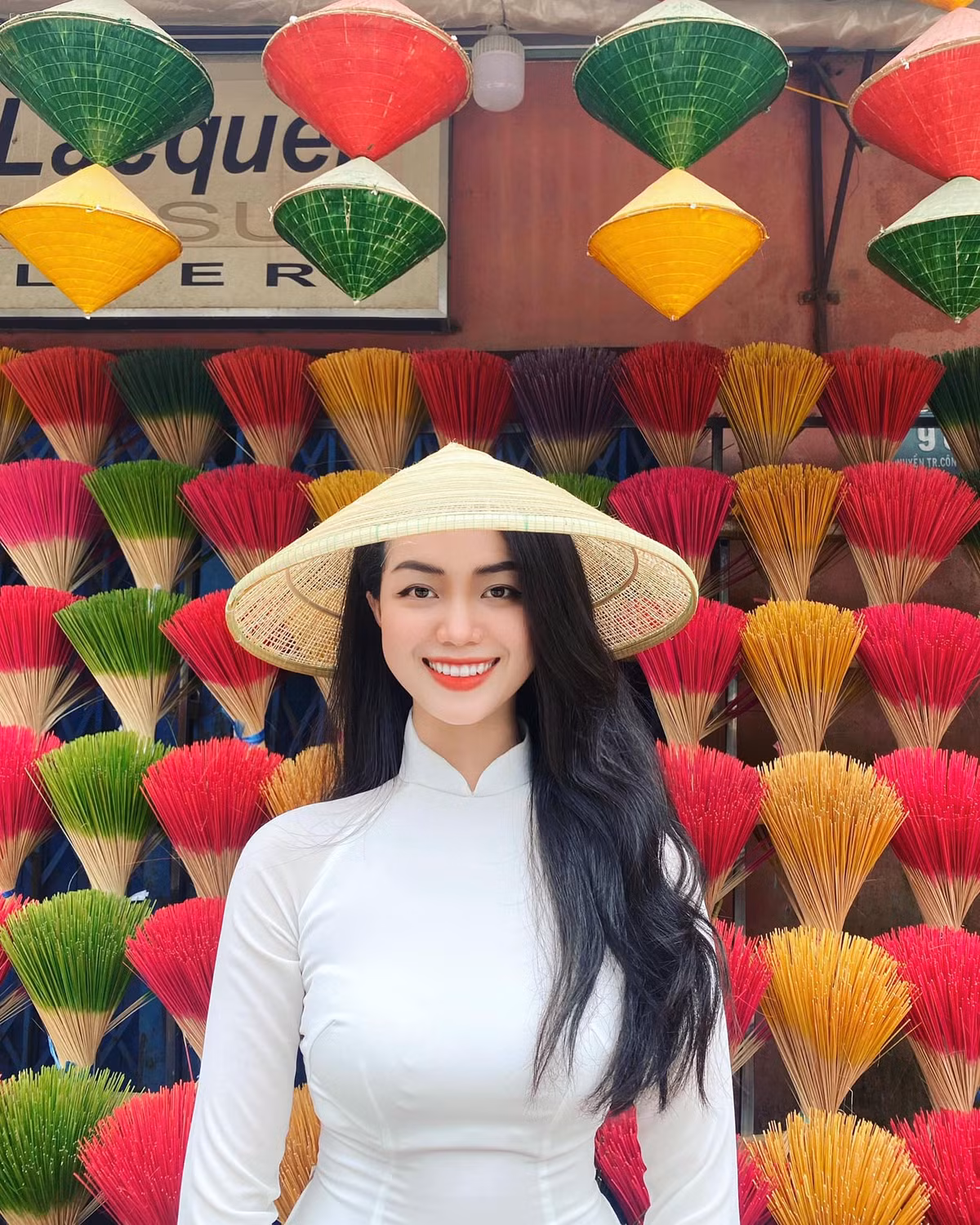 Trên trang cá nhân, người đẹp thường xuyên đăng tải những hình ảnh diện trang phục gợi cảm, đặc biệt là váy/áo tôn vòng 1, khai thác vẻ đẹp hình thể tối đa.