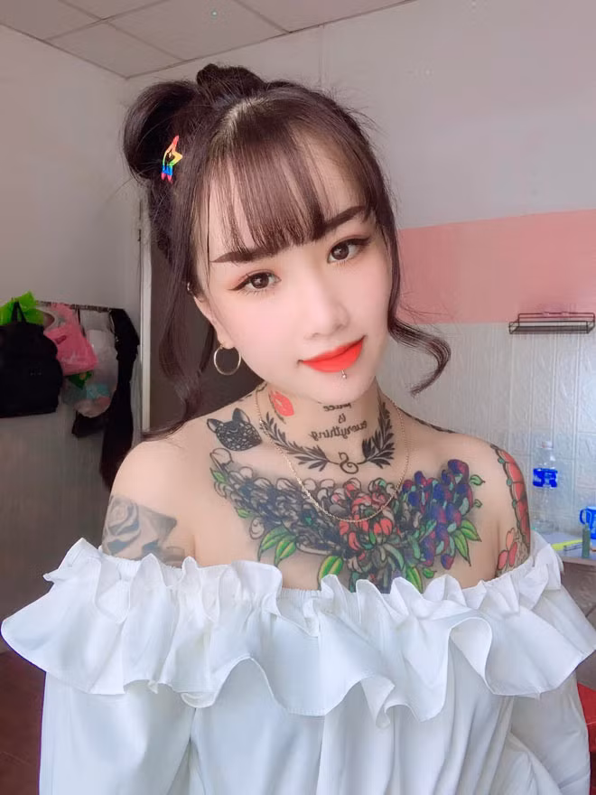 Thiên Hương sở hữu hình xăm đầu tiên vào năm 18 tuổi bởi một lý do rất đơn giản là… thích. Chỉ trong vòng một năm, gái xinh này đã tậu thêm 30 năm hình xăm lớn, nhỏ trên khắp cơ thể.
