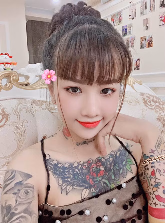 Từ một cô gái mê xăm hình, giờ đây, Thiên Hương đã trở thành nữ thợ xăm chuyên nghiệp.