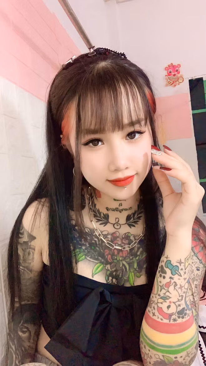 Ít ai ngờ, cô gái có vẻ ngoài trong trẻo như vậy lại có mơ ước xăm kín người từ khi còn nhỏ.