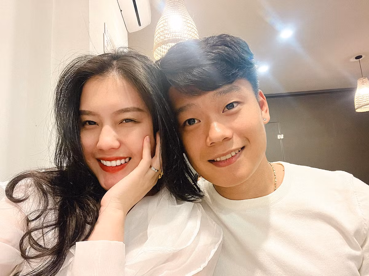Thành Chung thay bộ áo dài trắng bằng bộ vest đen lịch lãm, còn Tố Uyên cũng chọn bộ váy cưới kiểu áo dài đơn giản, chiết eo gọn gàng.