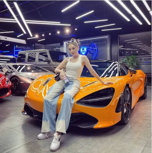 Cũng là người lắm tiền nhiều của nên Trang Nemo có sở thích đặc biệt với siêu xe. Bà chủ cửa hàng quần áo nổi tiếng ở TP HCM từng khoe sở hữu nhiều xế "khủng" ai nhìn cũng lác mắt.