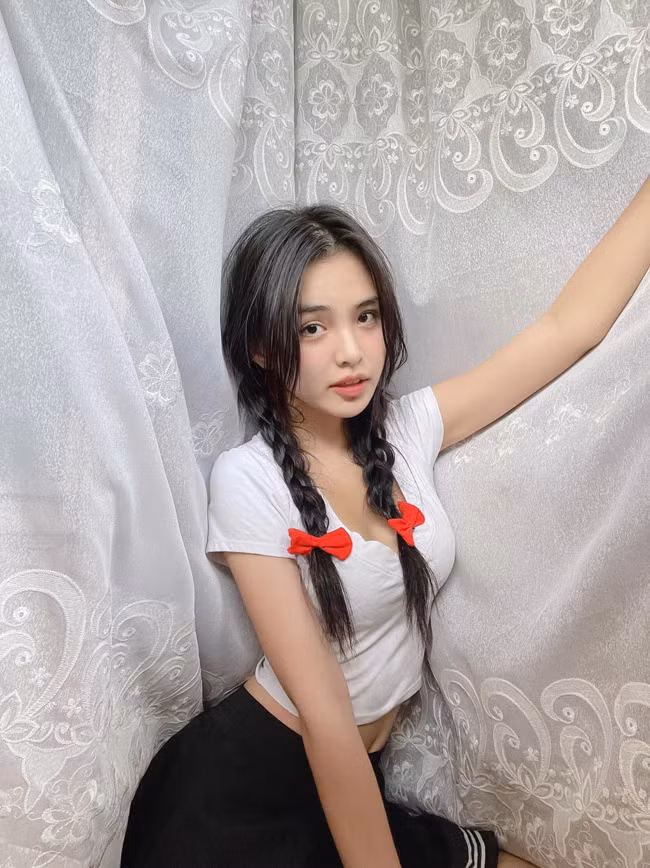 Từ năm 13 tuổi, Hoàng Vi đã được mời chụp ảnh bìa cho một số tờ báo tuổi teen.